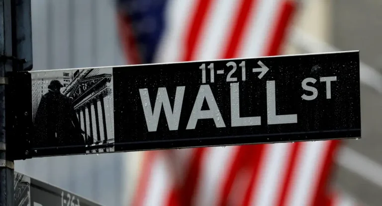 Mercado de ações dos EUA despenca após ataques de Trump ao Fed e tensões com China