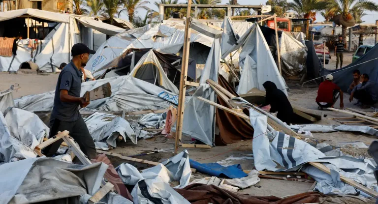 Ataques aéreos israelenses matam ao menos 25 pessoas em tendas de deslocados na Faixa de Gaza, segundo Defesa Civil palestina