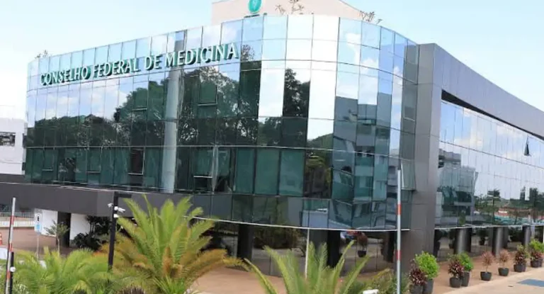 Entidades criticam CFM após veto a terapias para jovens trans