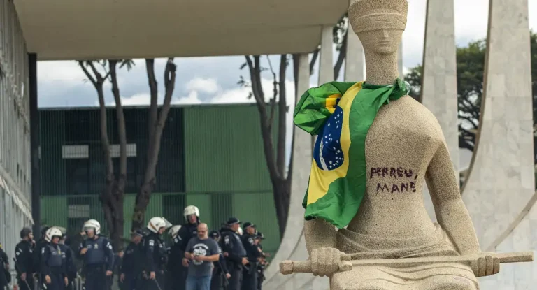 STF condena mulher que pichou estátua a 14 anos de prisão