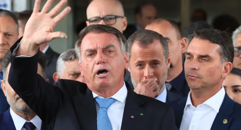 Alexandre de Moraes nega pedido de prisão de Jair Bolsonaro