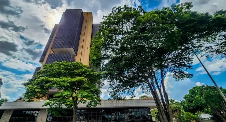 Taxa média de juros no crédito livre sobe para 43,7% ao ano em fevereiro, aponta Banco Central