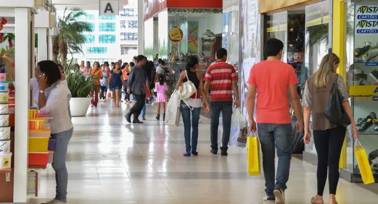 Vendas no comércio crescem 0,5% em fevereiro e atingem maior nível da série histórica iniciada em 2000, diz IBGE