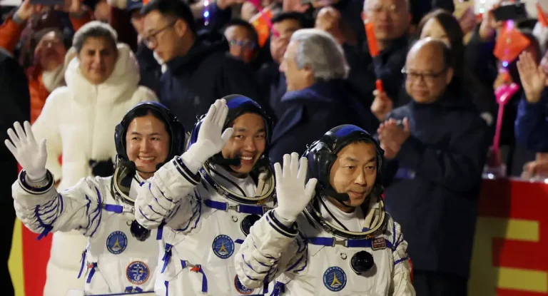 Três astronautas chineses retornam à Terra após seis meses na estação Tiangong