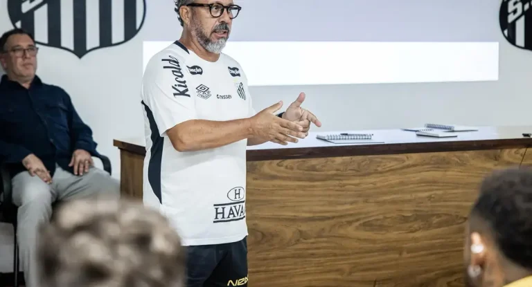 Cléber Xavier, ex-auxiliar de Tite, é anunciado como novo técnico do Santos