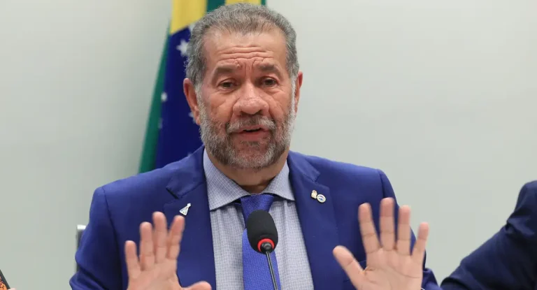 Ministro Carlos Lupi revela que seis milhões de aposentados e pensionistas têm descontos associativos, e governo avalia restituição de valores ilegais