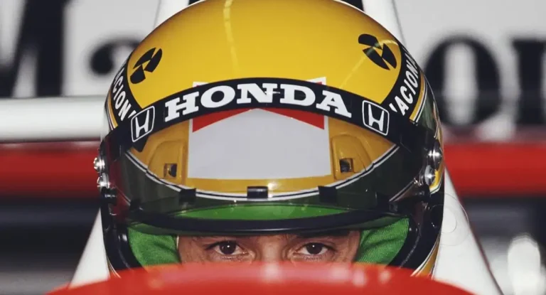 Estoril Praia usa uniforme especial em homenagem a Ayrton Senna no 40º aniversário de sua primeira vitória na F1