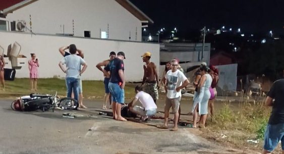 Motociclista sofre múltiplas fraturas após colisão com carro