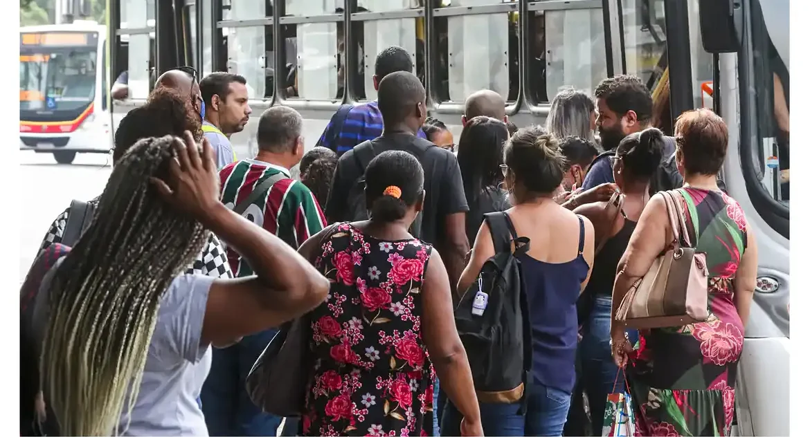 Taxa de desemprego fica em 6,6% no trimestre até abril, segundo IBGE, com estabilidade na comparação trimestral e queda anual