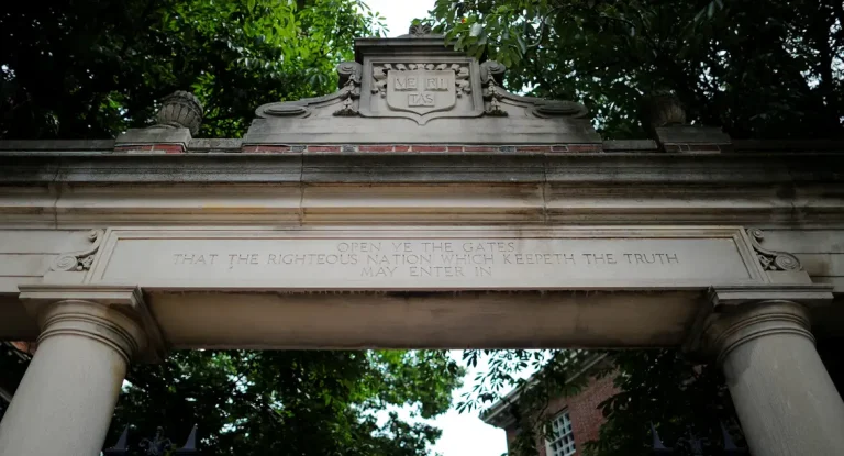 Governo dos EUA dá 30 dias para Harvard contestar plano de revogação de matrícula de estrangeiros após ação judicial