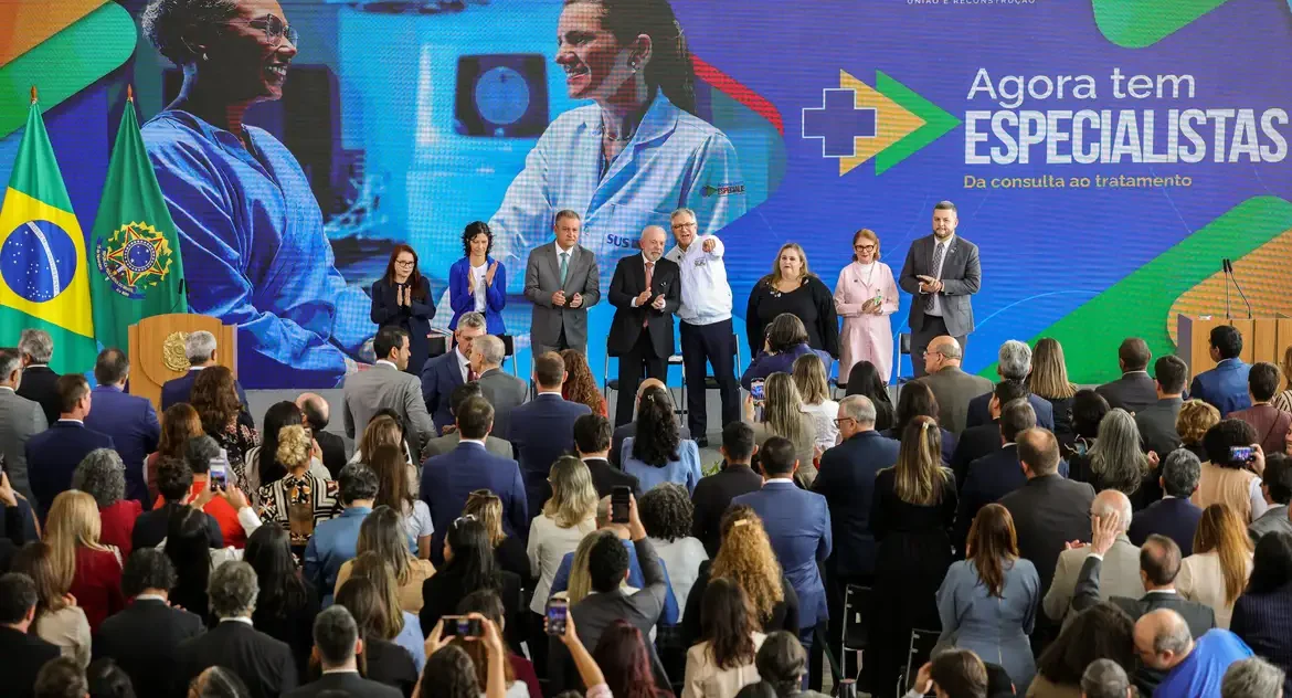 Lula lança programa “Agora Tem Especialistas” para ampliar acesso a médicos no SUS, com foco no tratamento do câncer