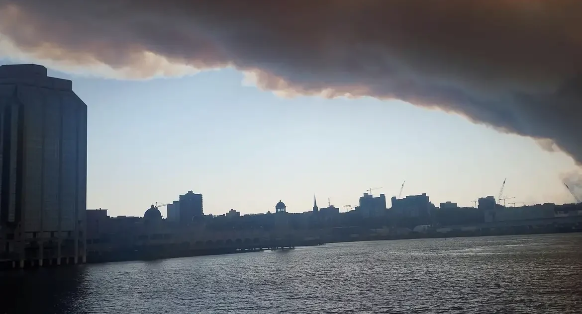 Mais de 17 mil pessoas são evacuadas em Manitoba (Canadá) devido a incêndios florestais; estado de emergência é declarado