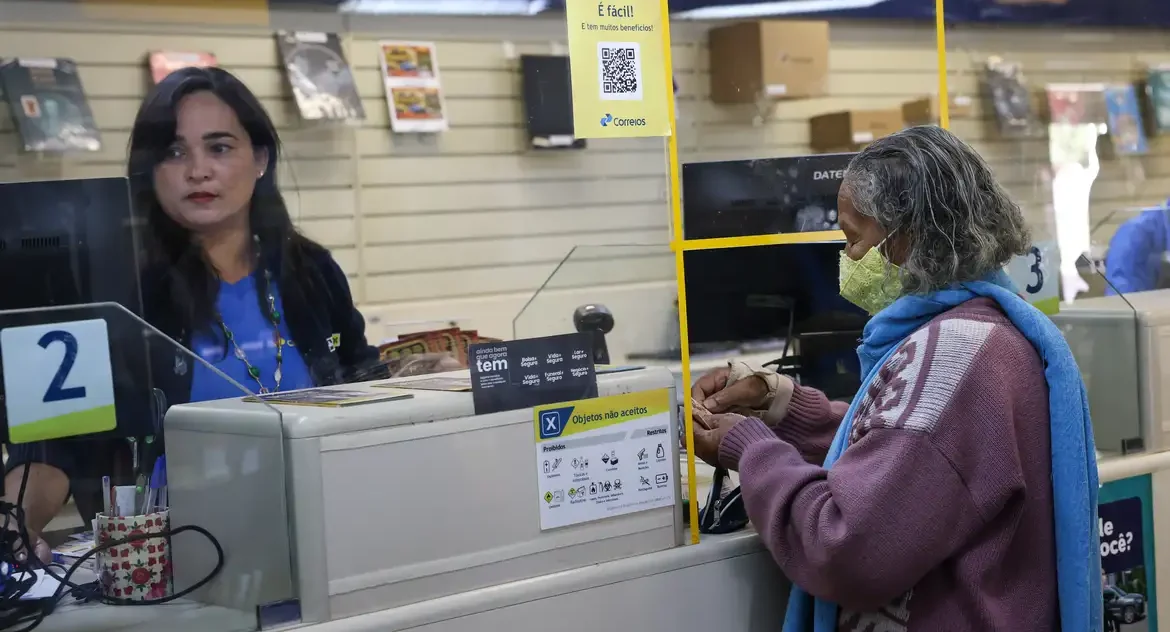 Sistema do INSS tem instabilidade no 1º dia de atendimento nos Correios para contestação de descontos indevidos em benefícios