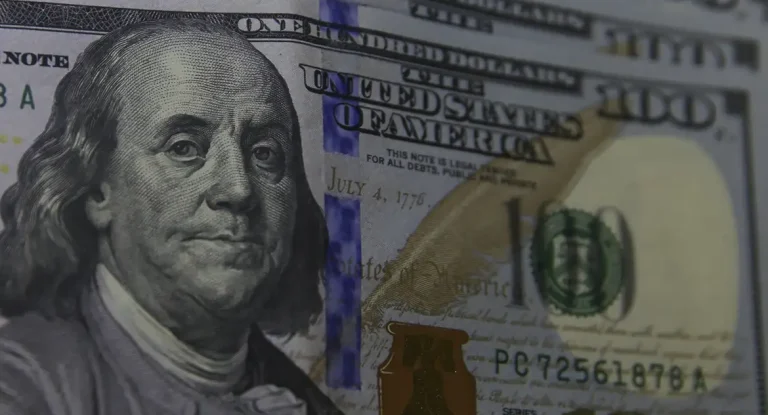 Dólar sobe 0,42% e Ibovespa cai 0,31% em dia de ajuste no mercado financeiro após recordes recentes
