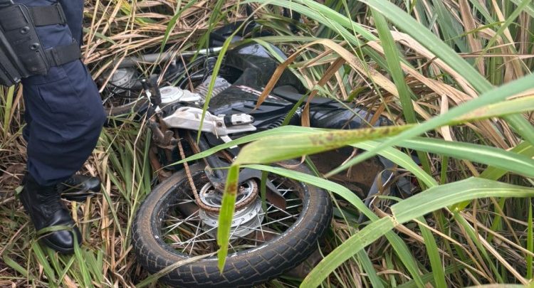Motocicleta furtada é encontrada abandonada em matagal na zona rural de Governador Jorge Teixeira
