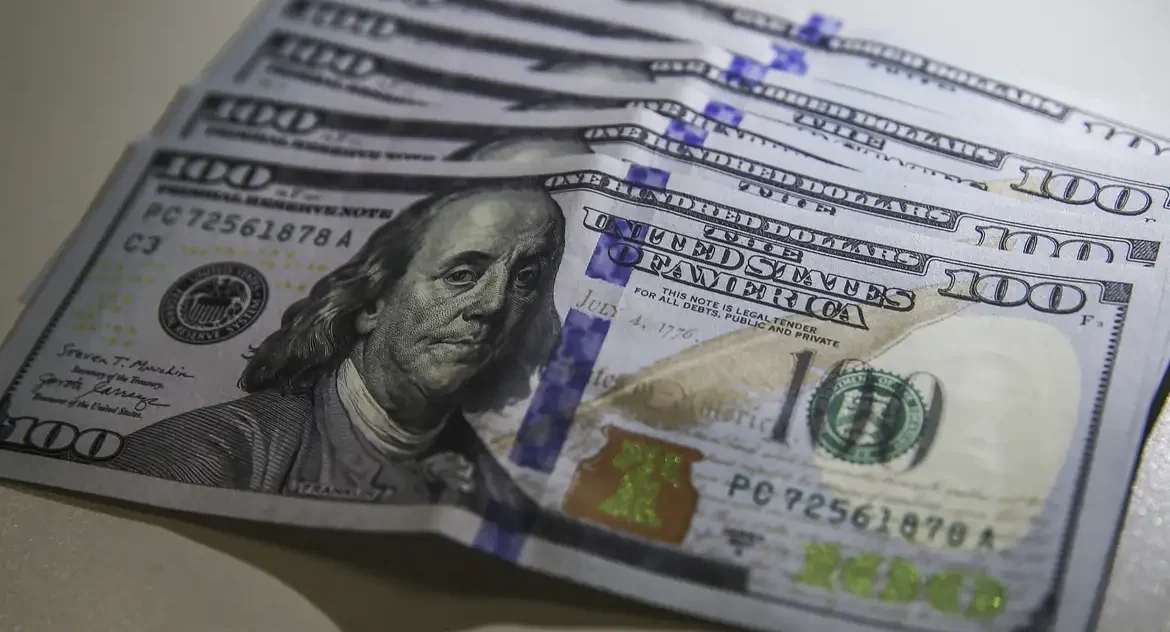 Mercado reage à suspensão temporária de tarifas por Trump com queda do dólar e leve recuo da bolsa