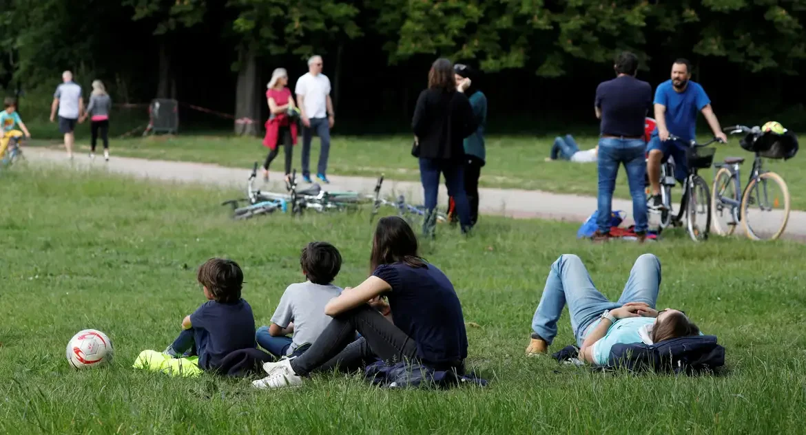 França proibirá fumo em praias, parques e áreas escolares a partir de julho para proteger crianças