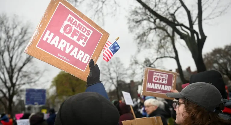 Juíza dos EUA decide manter bloqueio contra medida do governo Trump que restringe estudantes internacionais em Harvard