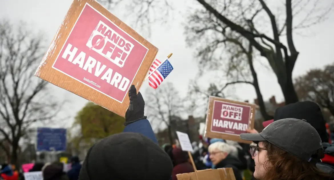 Juíza dos EUA decide manter bloqueio contra medida do governo Trump que restringe estudantes internacionais em Harvard