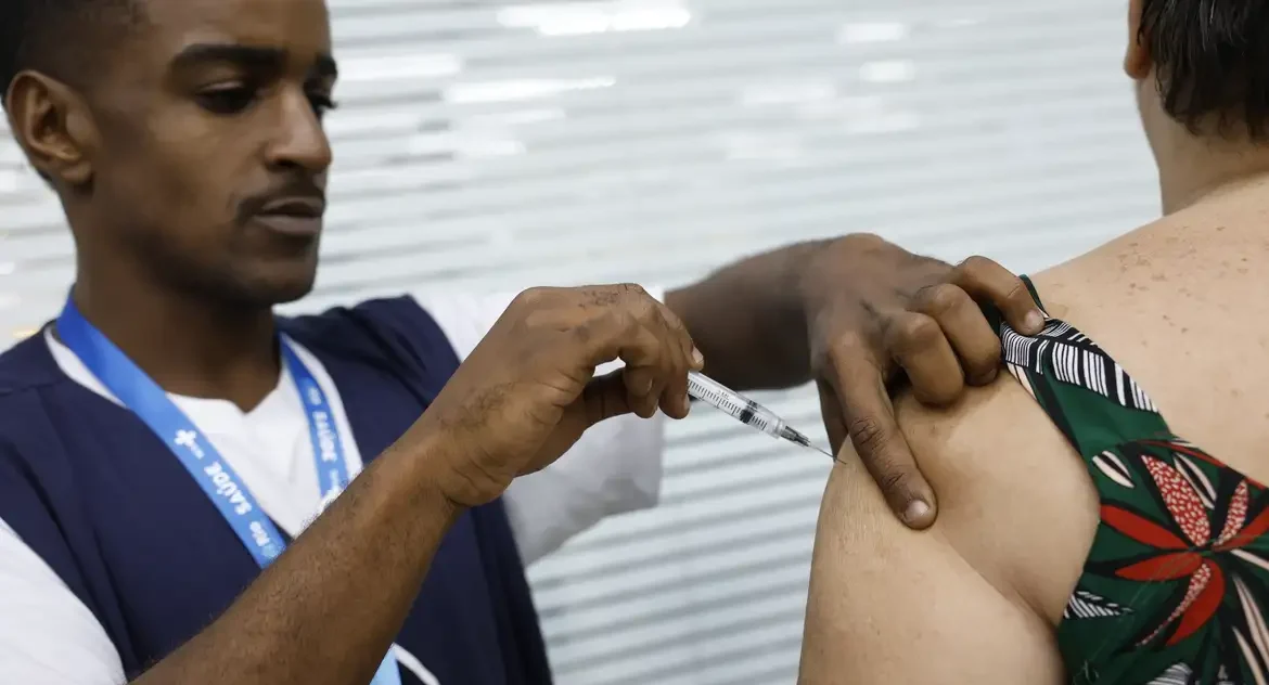 Mobilização vacina milhares de trabalhadores da indústria contra gripe em 25 estados e DF