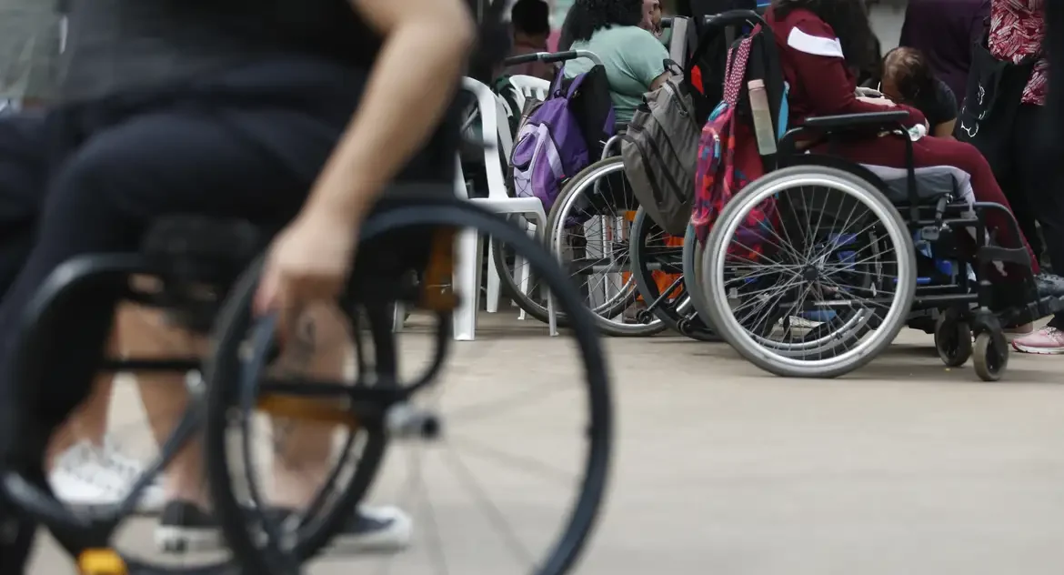 Brasil tem 14,4 milhões de pessoas com deficiência e 2,4 milhões com autismo, segundo Censo 2022