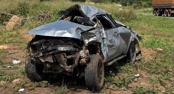 Caminhonete capota após suposta ultrapassagem forçada na BR-364