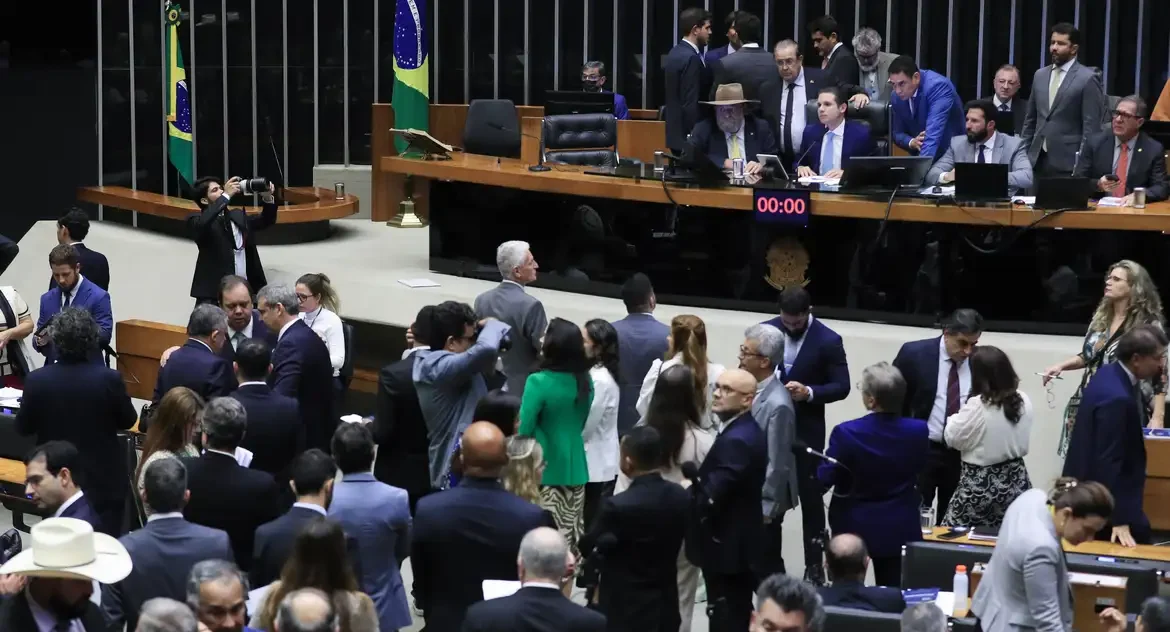 Câmara aprova reajuste salarial para servidores federais, mas adia parte da reestruturação de carreiras para reforma administrativa