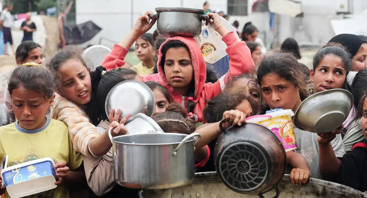 Israel permite entrada de ajuda humanitária em Gaza, mas suprimentos ainda não chegam à população