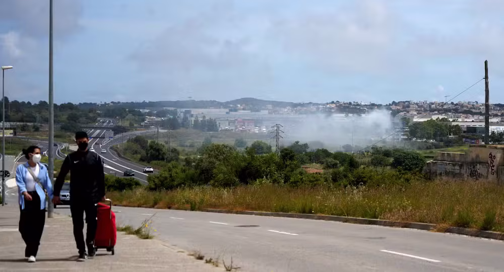 Incêndio em depósito na Catalunha libera nuvem tóxica e força confinamento de 160 mil pessoas