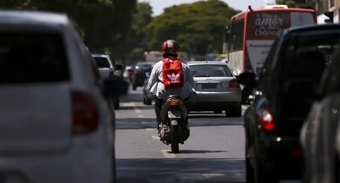 Mortes no trânsito voltam a crescer no Brasil em 2023, com alta de 12,5% em acidentes com motocicletas