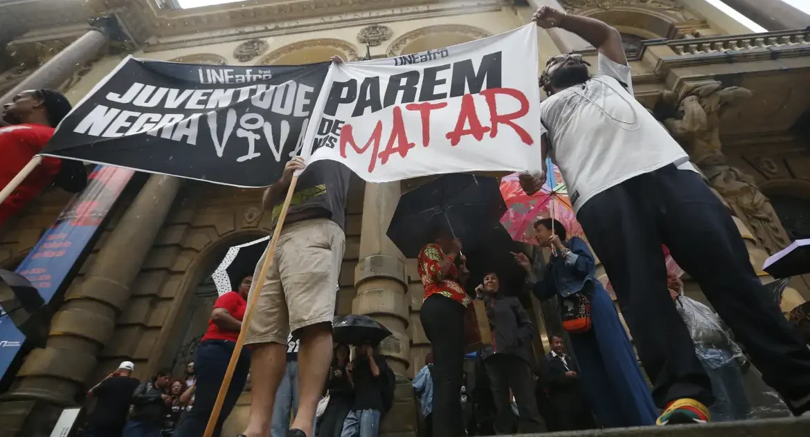 Pessoas negras têm 2,7 vezes mais risco de ser vítimas de homicídios no Brasil, aponta Atlas da Violência
