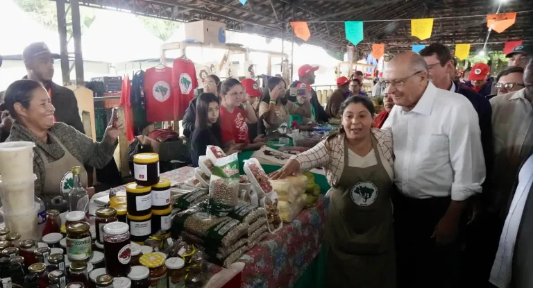 Alckmin representará Brasil na posse do papa Leão XIV e anuncia ações do governo em feira da reforma agrária