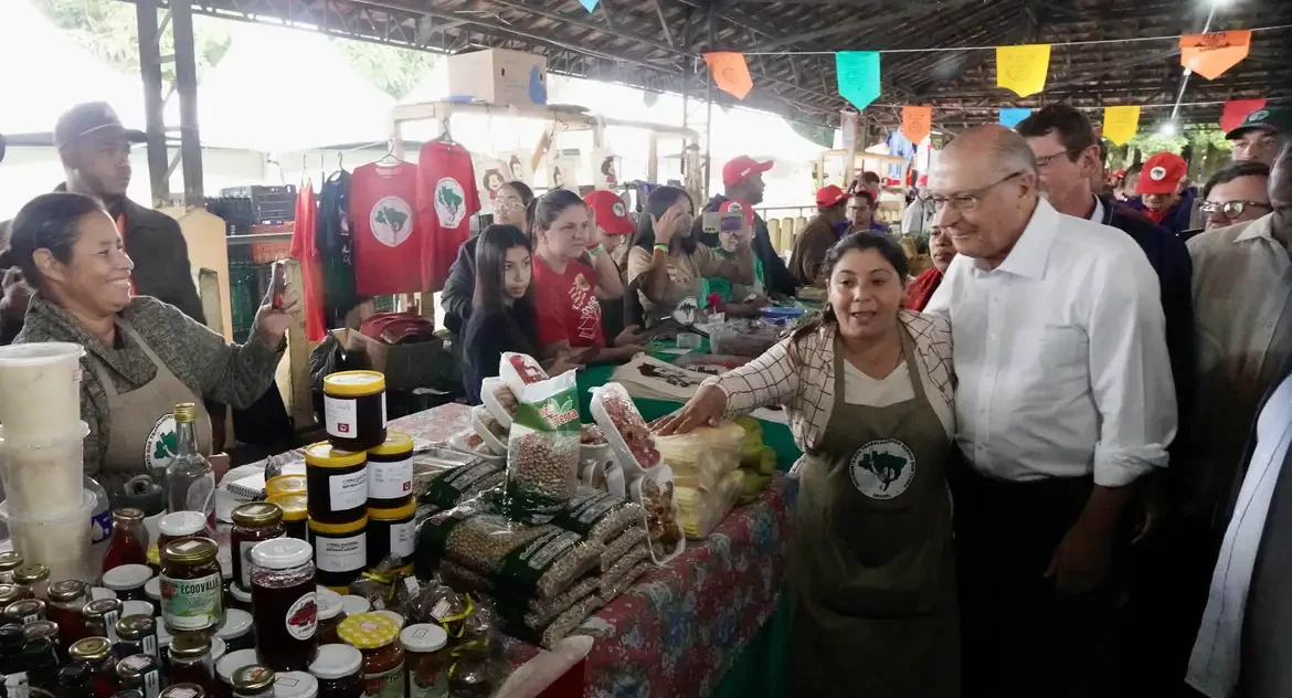 Alckmin representará Brasil na posse do papa Leão XIV e anuncia ações do governo em feira da reforma agrária