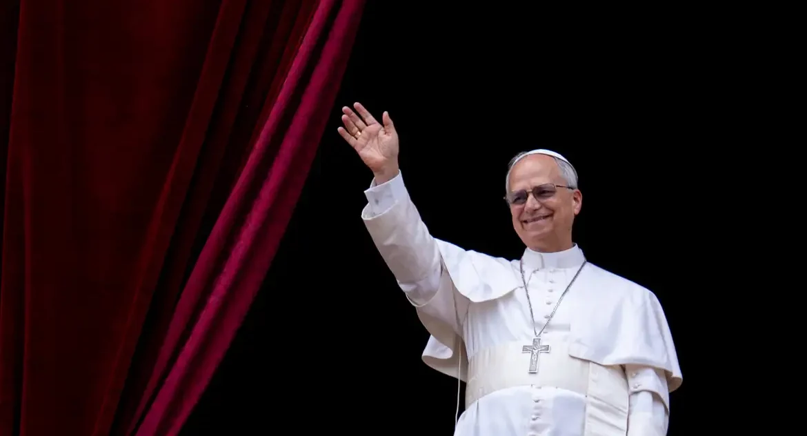 Papa Leão XIV faz apelo global por fim das guerras em sua primeira mensagem pública no Vaticano