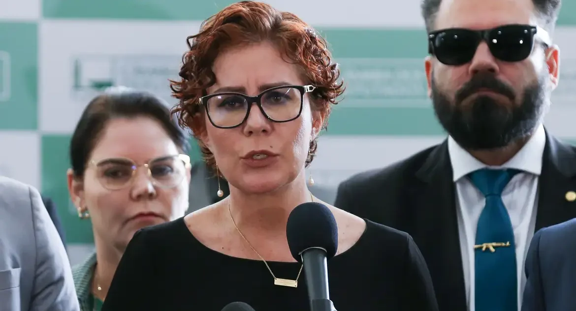 STF nega pedido para suspender processo contra deputada Carla Zambelli por invasão ao CNJ
