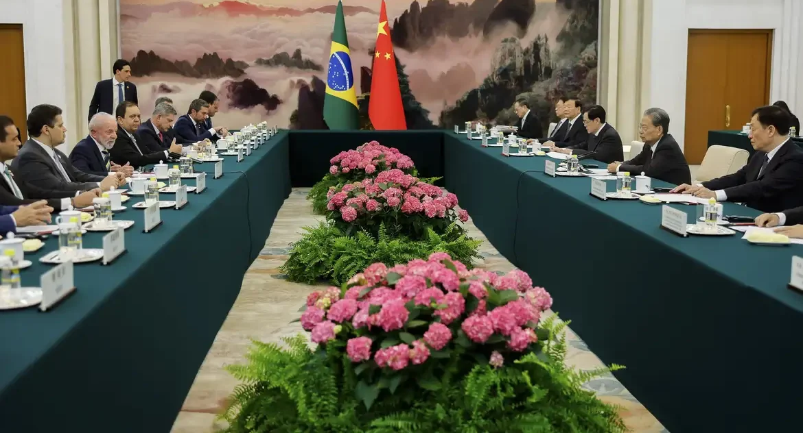 Brasil e China assinam acordos em infraestrutura, energia, saúde e retomada da indústria naval durante visita de Lula a Pequim