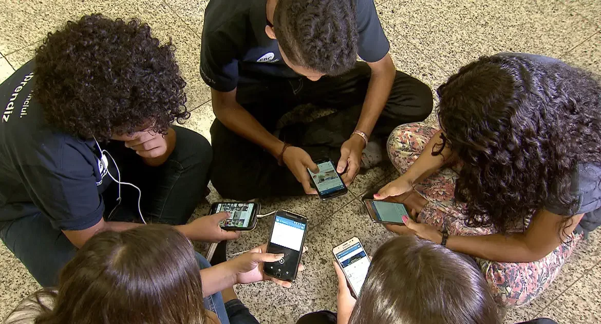 Pesquisa revela que 90% dos brasileiros acreditam que adolescentes não recebem apoio emocional suficiente para lidar com redes sociais