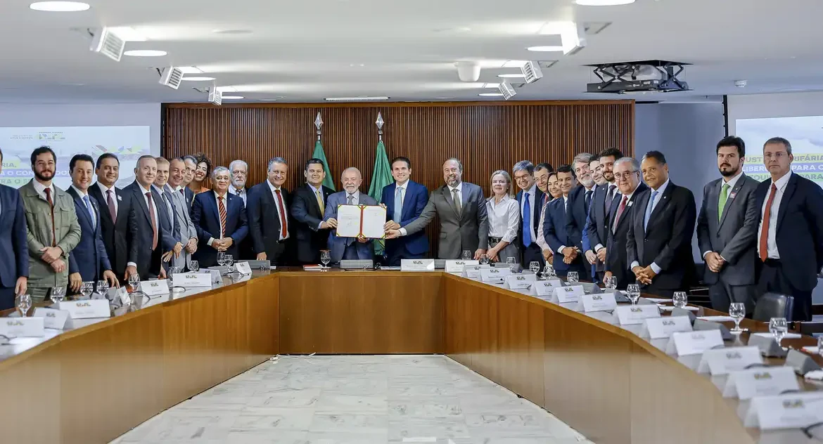 Lula assina MP que reforma setor elétrico com foco em reduzir tarifa para famílias de baixa renda e abrir mercado de energia