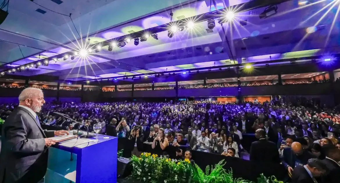 Prefeitos apresentam carta com reivindicações sobre dívidas previdenciárias e compensações fiscais durante Marcha a Brasília