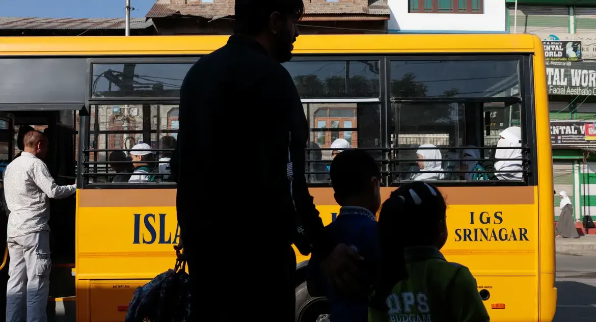 Ataque suicida a ônibus escolar do Exército mata 5 no Paquistão; país culpa agentes indianos
