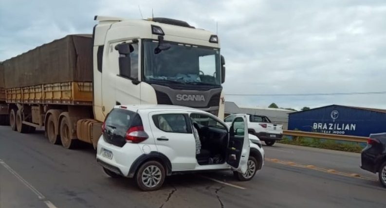 Carreta colide com Fiat Mobi na BR-364; motorista do Mobi sai ilesa