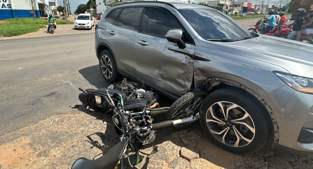 Motociclista fica gravemente ferido após colisão entre carro e moto na BR-364