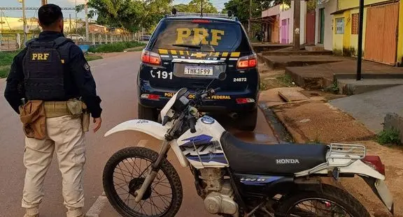 Polícia Rodoviária Federal recupera veículo com restrição de roubo e furto, em Porto Velho