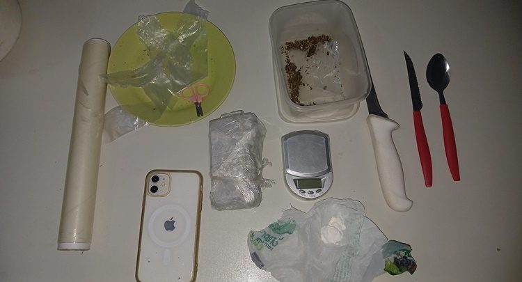Jovem é preso por tráfico e polícia encontra moto suspeita de furto