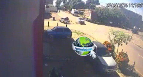 VÍDEO: Palio capota em acidente com Mobi na Jaci-Paraná e deixa três feridos