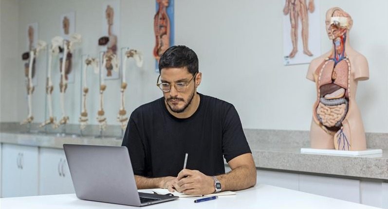 Afya promove primeiro simulado nacional do ENAMED com inscrições gratuitas para médicos e estudantes de Medicina