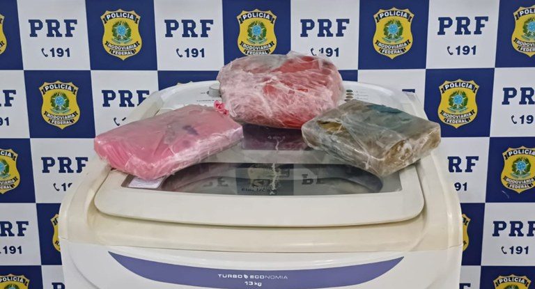 PRF apreende drogas em ônibus de viagem
