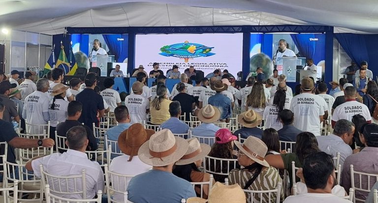 Governo de Rondônia entrega títulos de propriedade rural na Rondônia Rural Show Internacional - News Rondônia