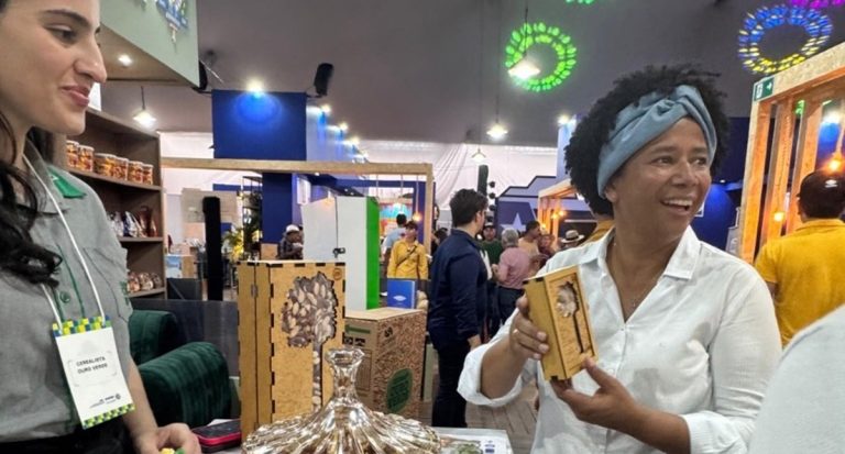Sílvia Cristina visita estandes e dialoga com expositores na Rondônia Rural Show Internacional - News Rondônia