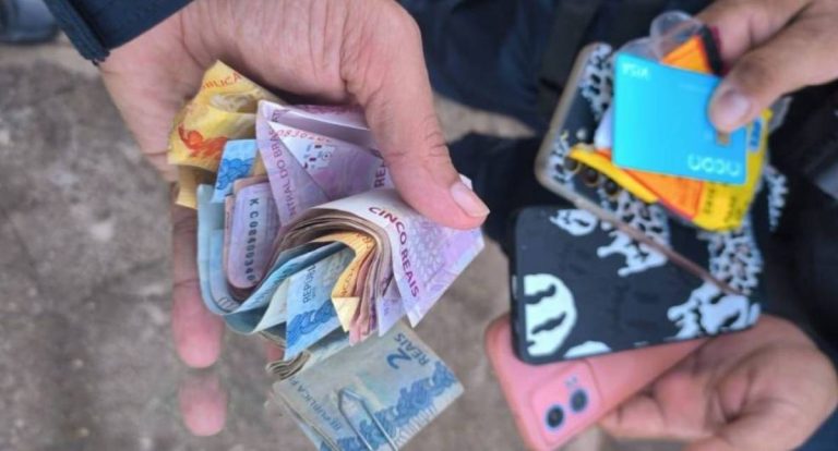 Ladrão é imobilizado por populares após assaltar loja de açaí com faca